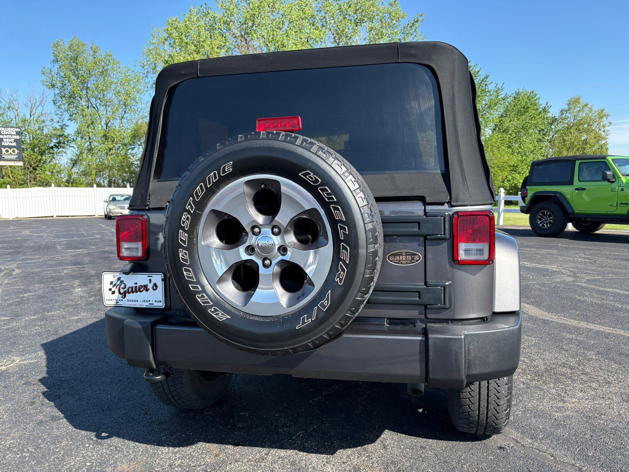 Used 2018 Jeep Wrangler Sahara w/ Connectivity Group AWD/4WD image 9
