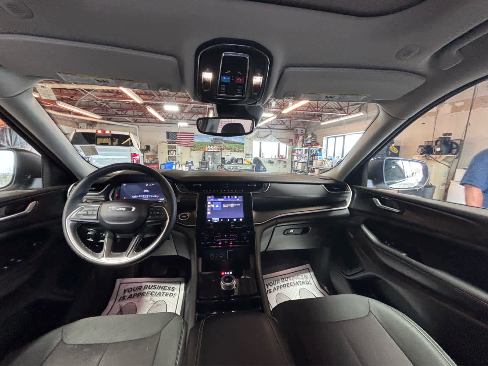 Used 2023 Jeep Grand Cherokee Laredo X image 11