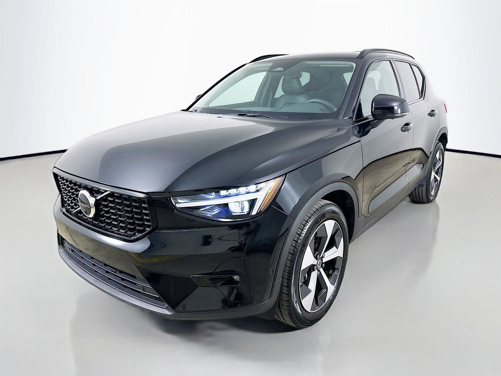 Used 2026 Volvo XC40 B5 Plus AWD/4WD image 1