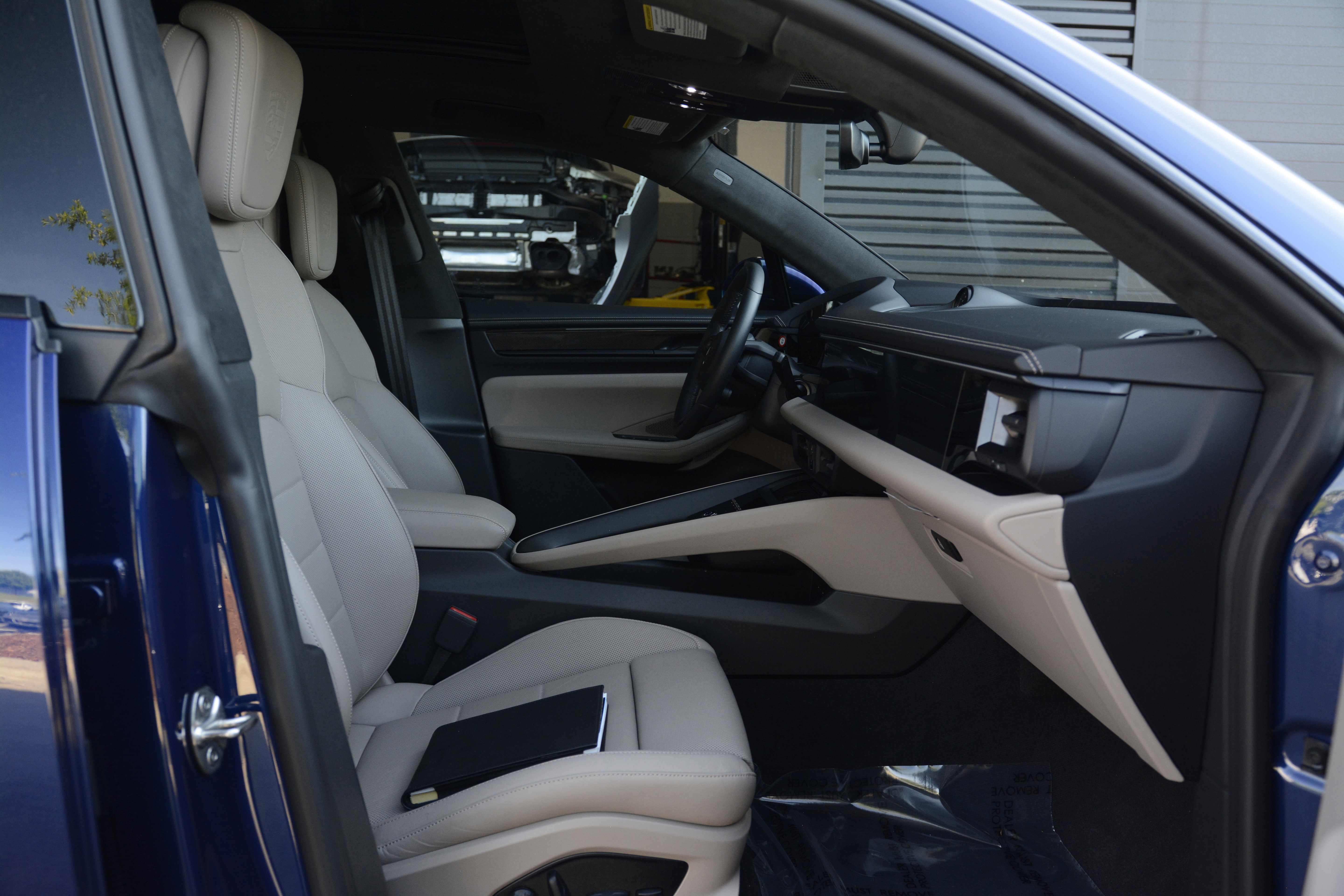 Certified 2025 Porsche Macan Turbo Electric AWD/4WD image 23
