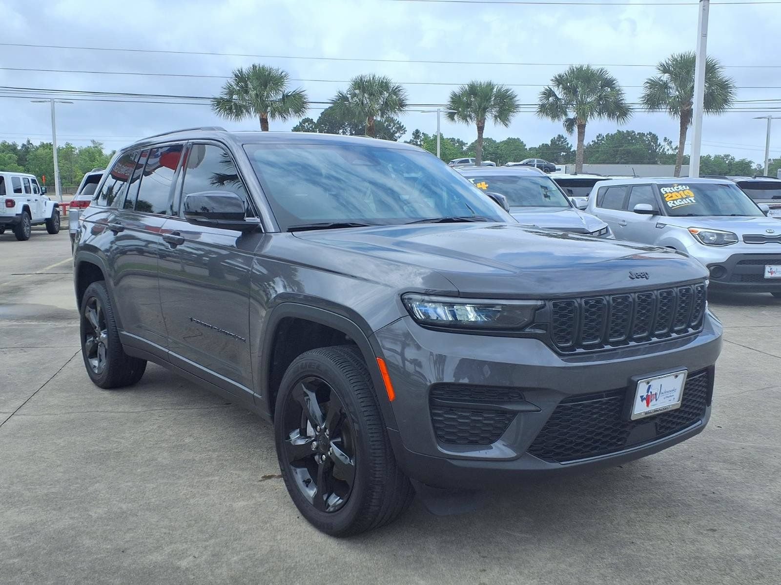 Used 2025 Jeep Grand Cherokee Altitude AWD/4WD image 3