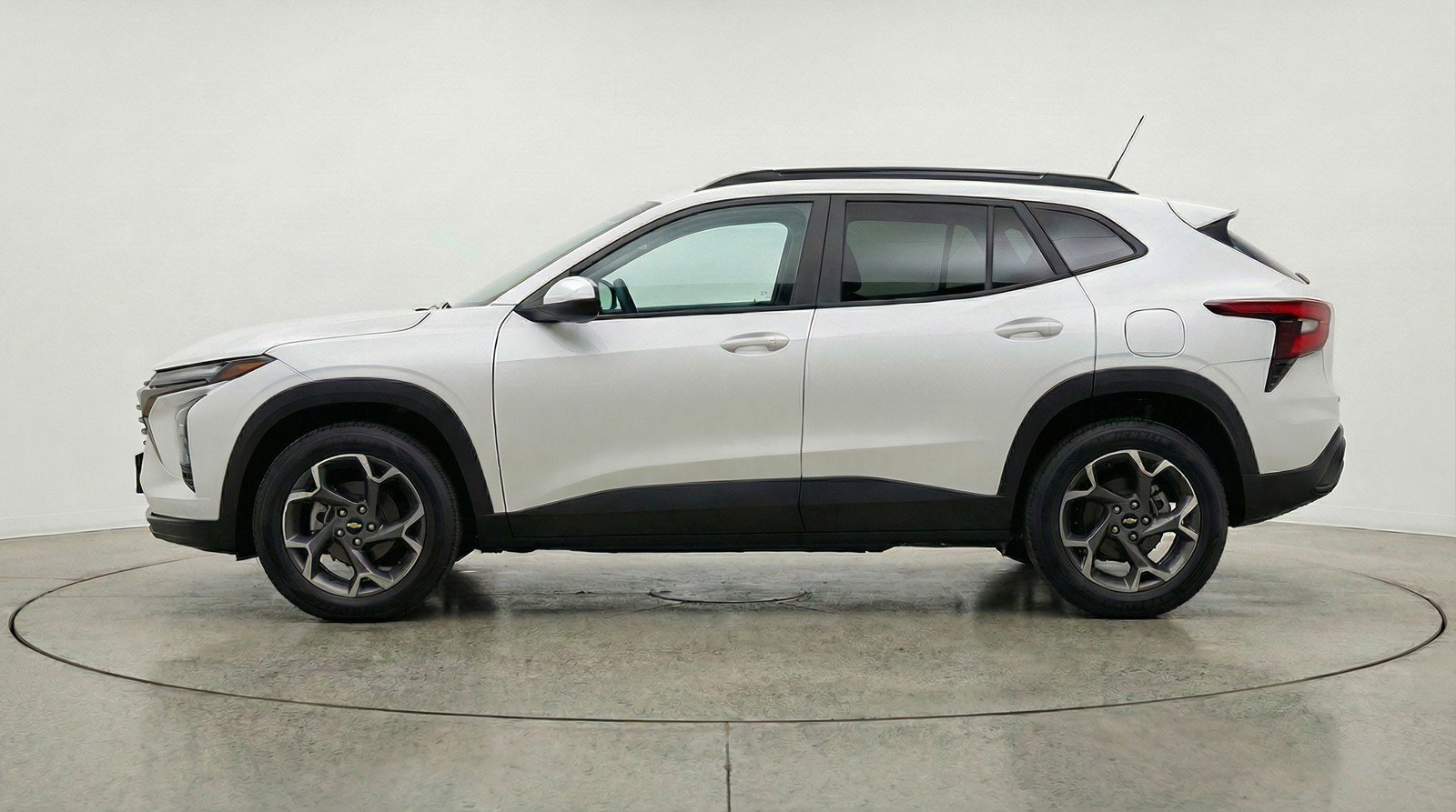 Used 2025 Chevrolet Trax LT FWD image 5