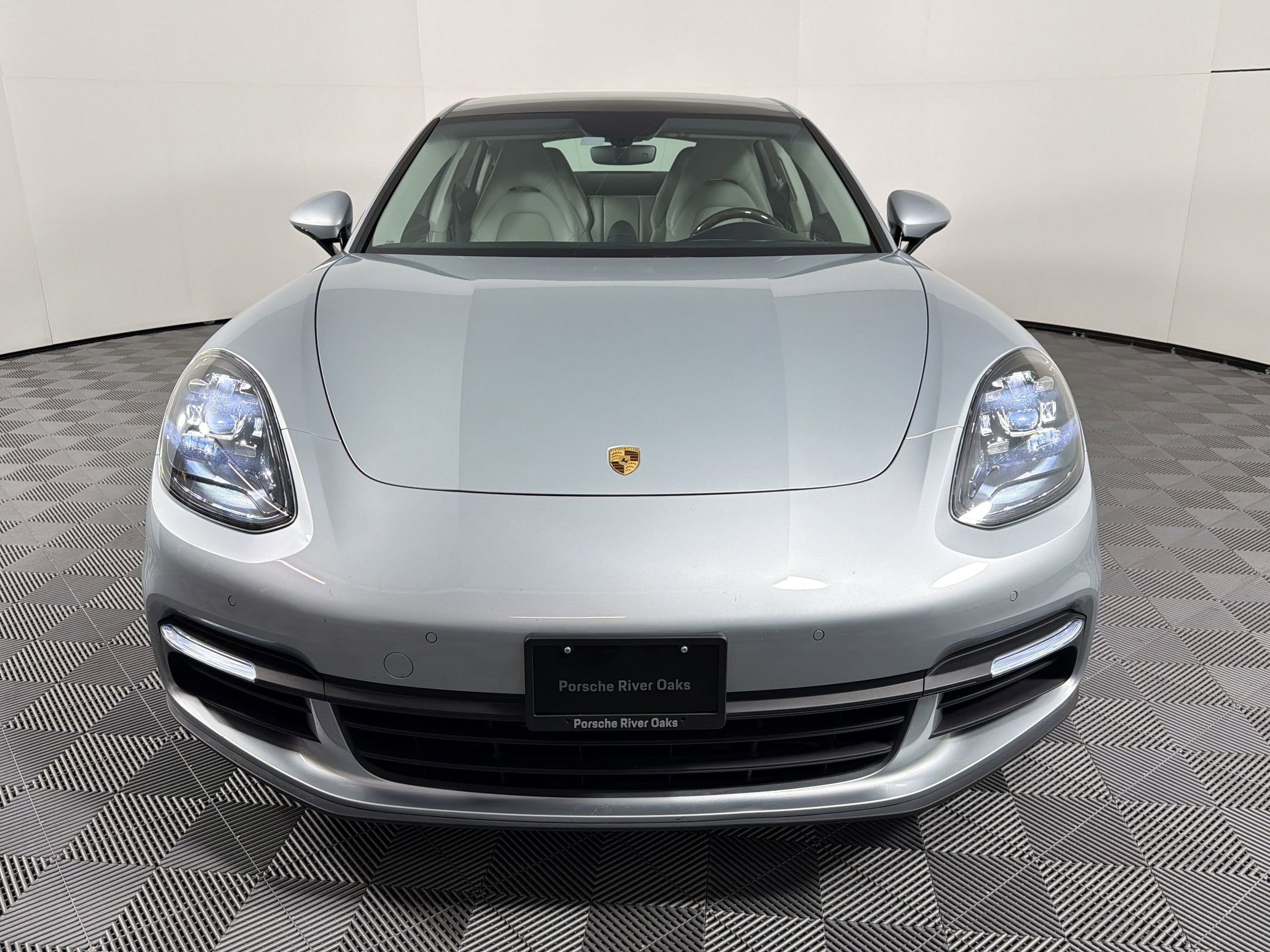 Certified 2018 Porsche Panamera image 6
