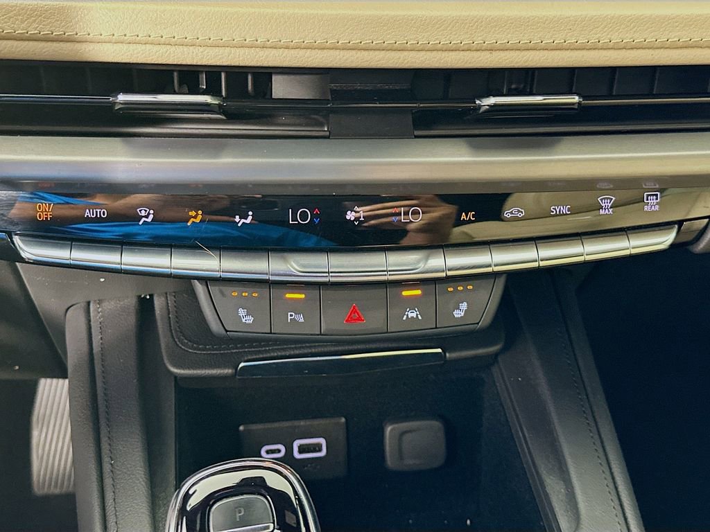 Used 2024 Cadillac XT4 Luxury w/ Cold Weather Package FWD image 15