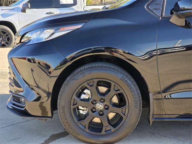 Used 2025 Toyota Sienna XLE Woodland Edition image 5