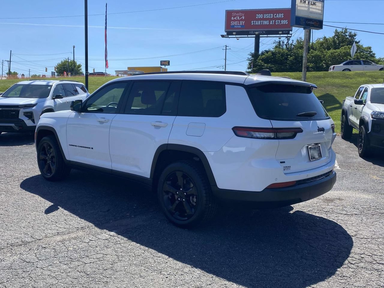Used 2023 Jeep Grand Cherokee L Laredo RWD image 4