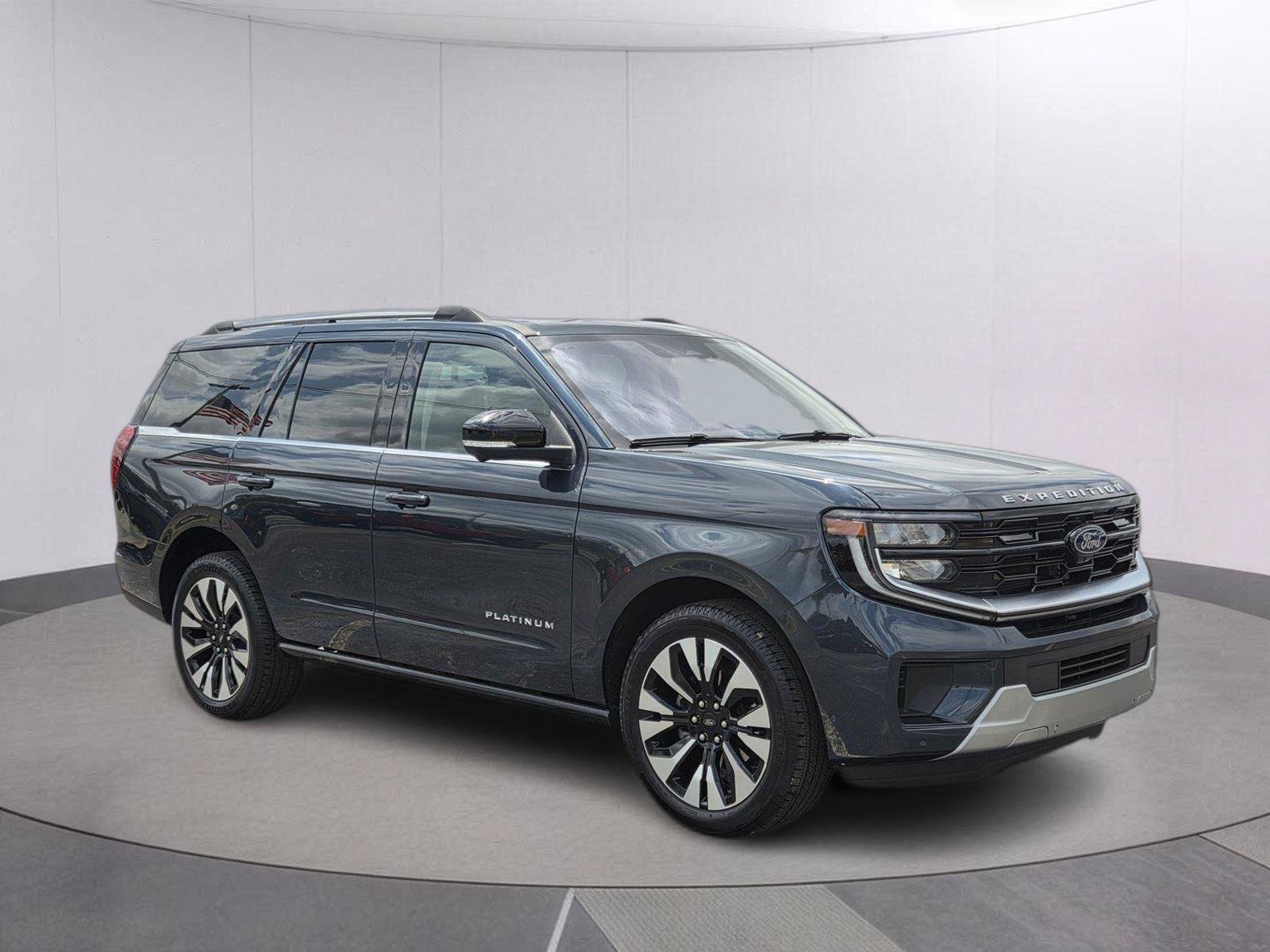 Used 2025 Ford Expedition Platinum w/ Driver's Package AWD/4WD image 3