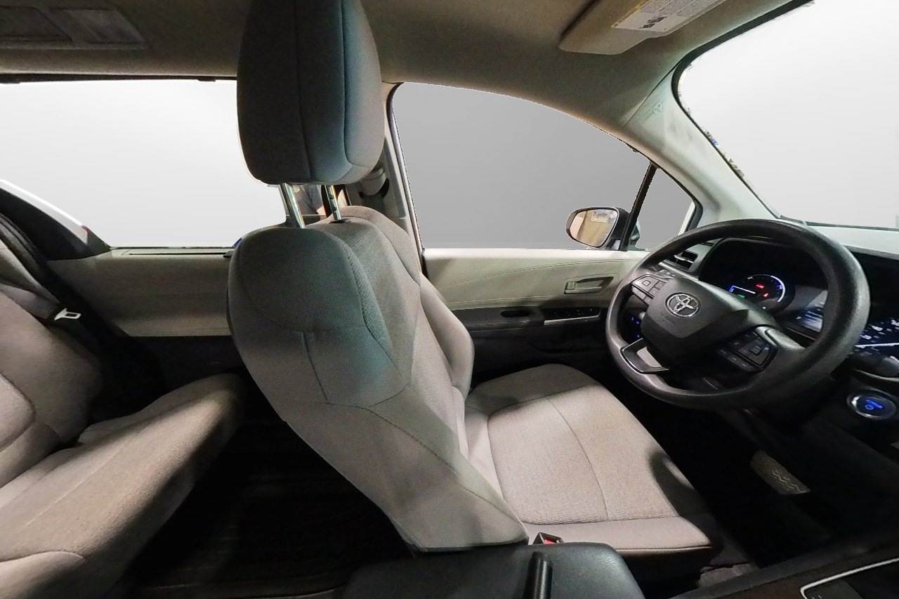Used 2024 Toyota Sienna LE image 45