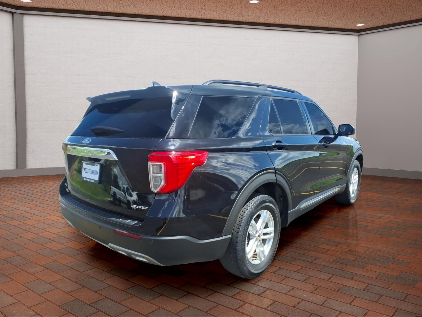 Used 2023 Ford Explorer XLT w/ Equipment Group 202A AWD/4WD image 8