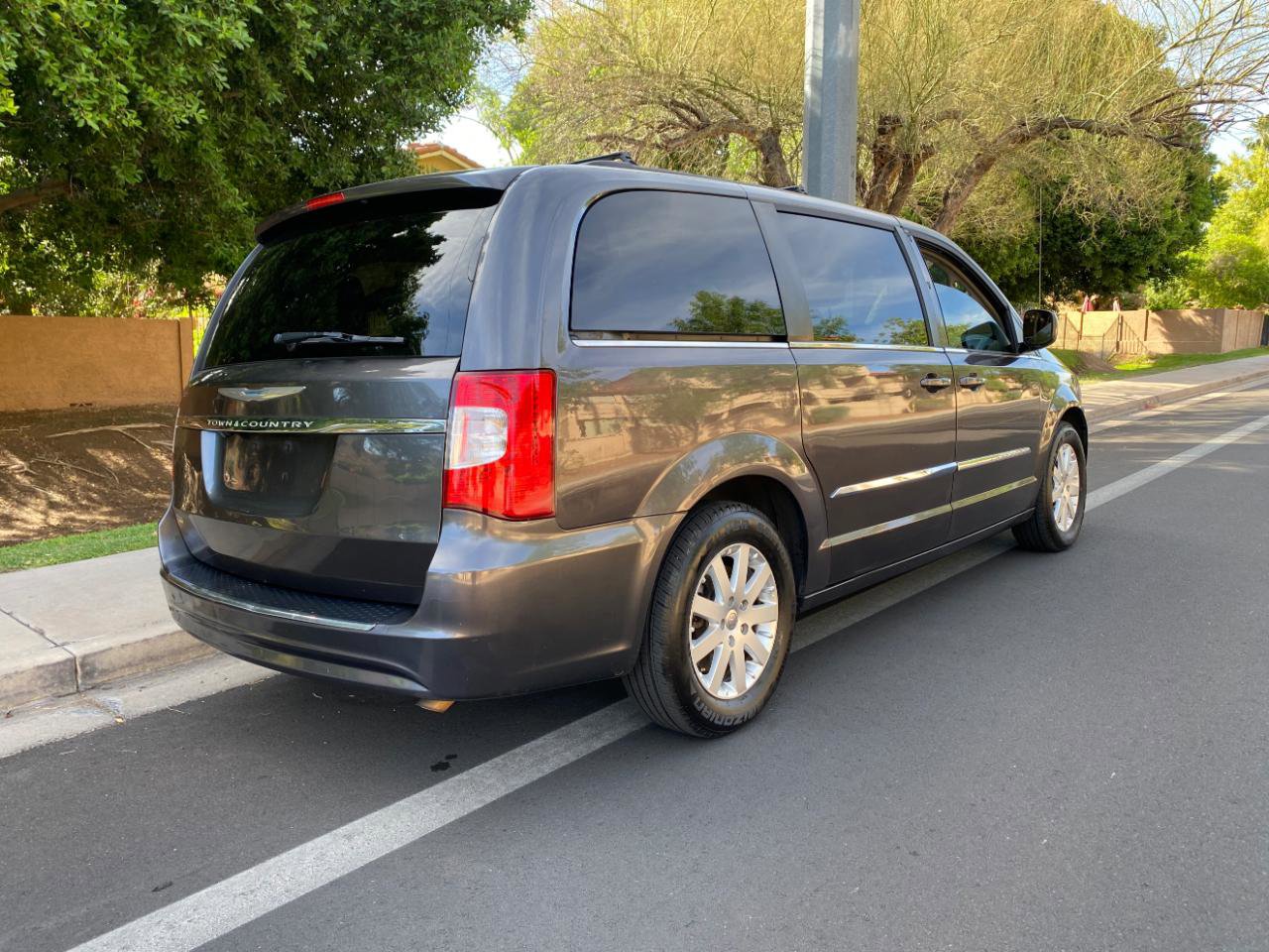 Used 2016 Chrysler Town & Country Touring FWD image 7