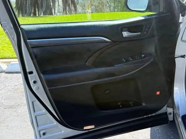 Used 2017 Toyota Highlander Limited Platinum w/ Carpet Mat Package FWD image 8