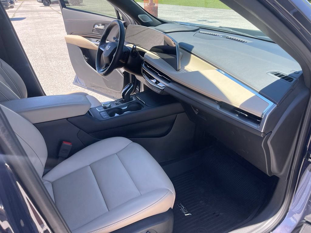 Used 2025 Cadillac XT4 Premium Luxury w/ Technology Package FWD image 19