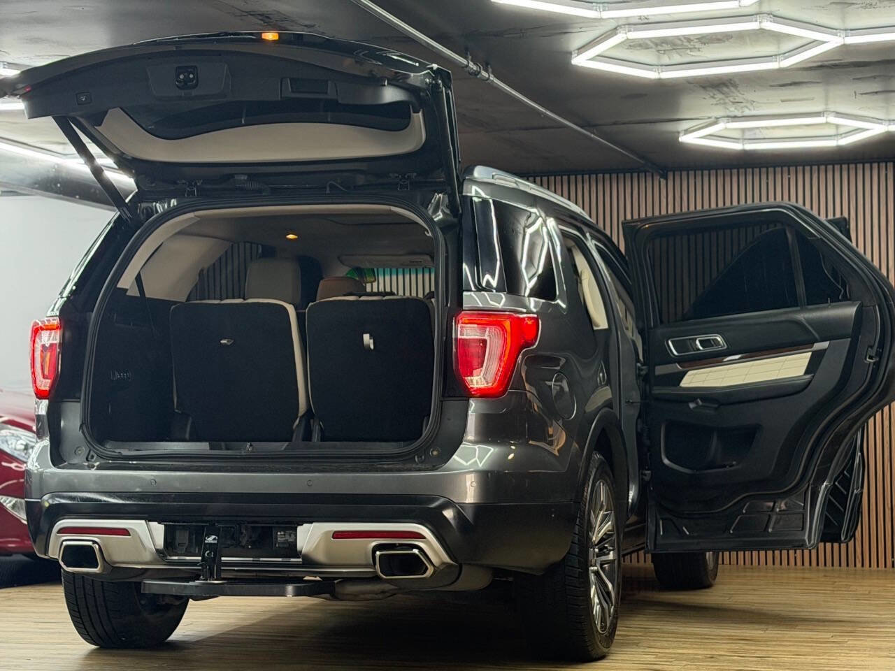 Used 2016 Ford Explorer Platinum image 10