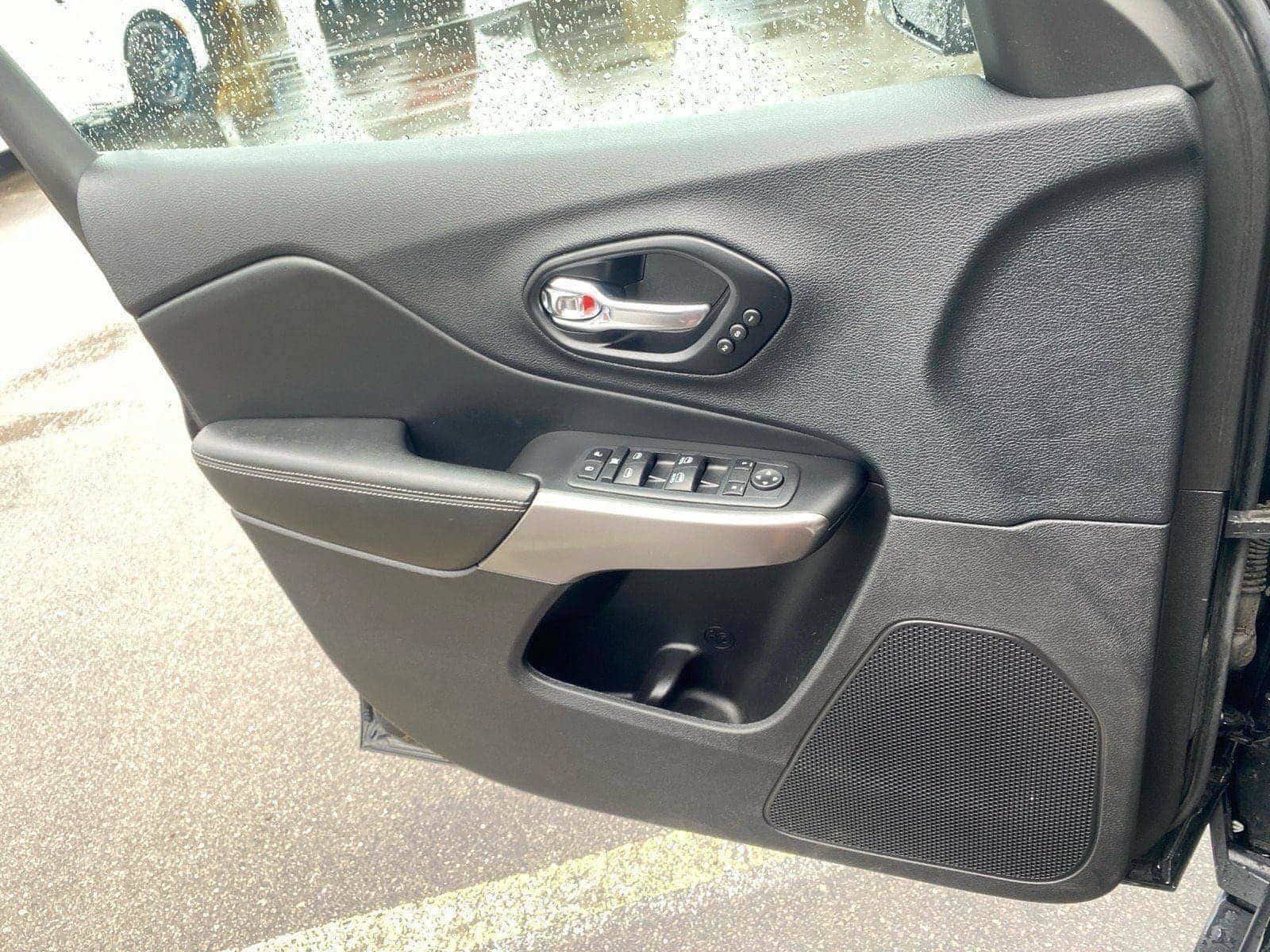 Used 2021 Jeep Cherokee Limited AWD/4WD image 21