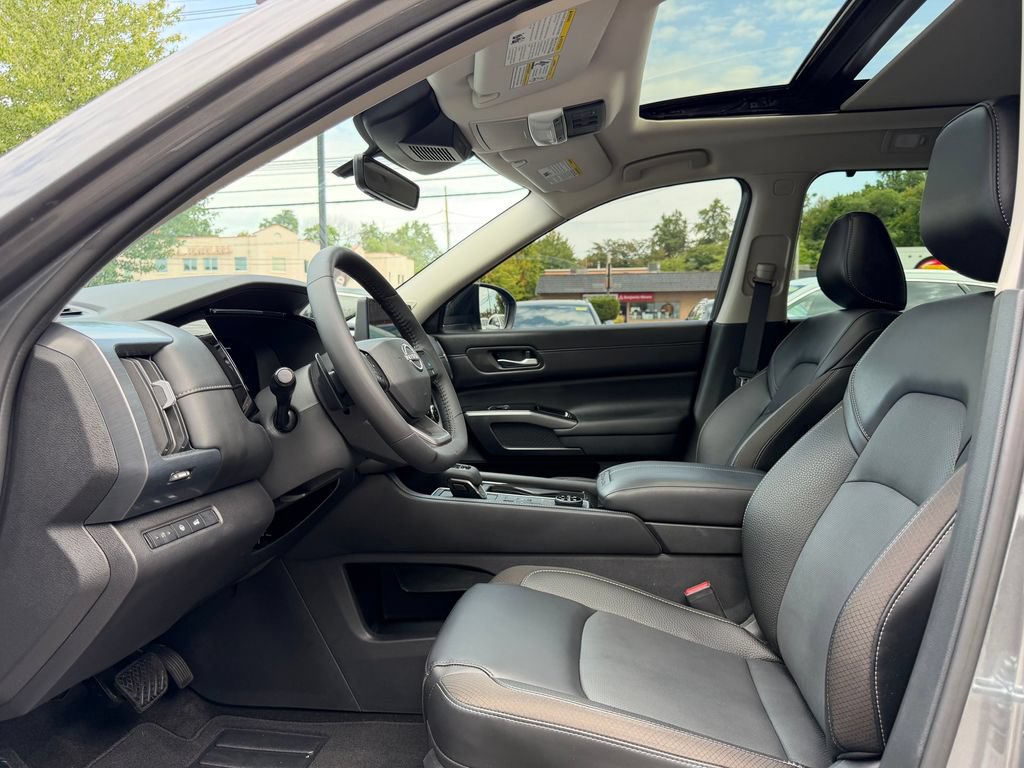 Used 2026 Nissan Pathfinder SL w/ SL Premium Package AWD/4WD image 17