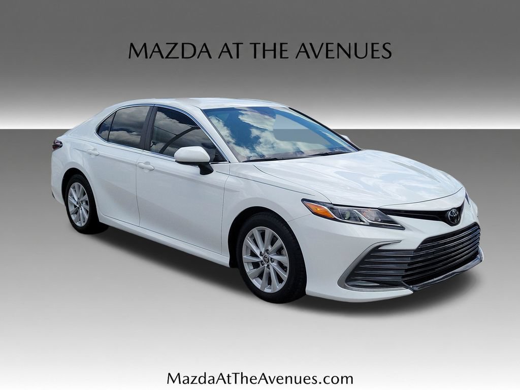 Used 2022 Toyota Camry LE FWD image 3