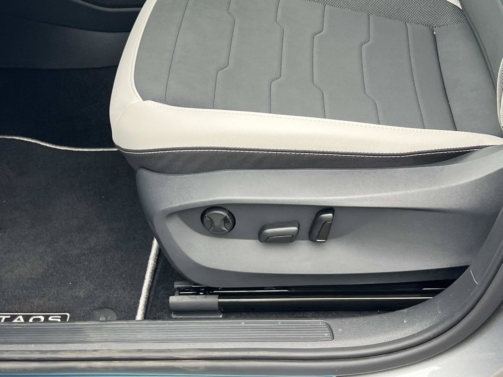 New 2026 Volkswagen Taos SE FWD image 17