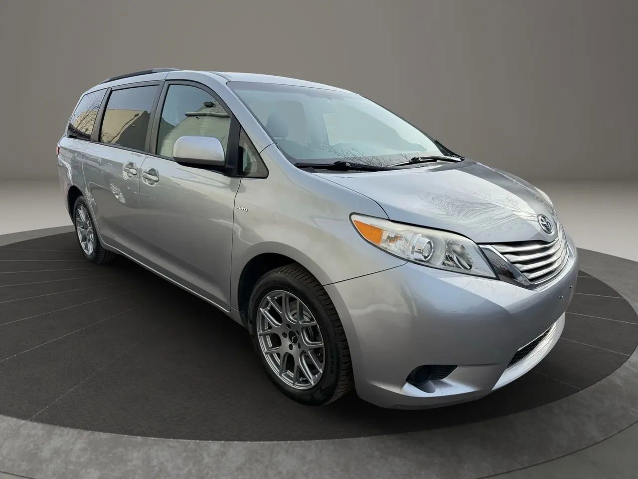 Used 2017 Toyota Sienna LE AWD/4WD image 3