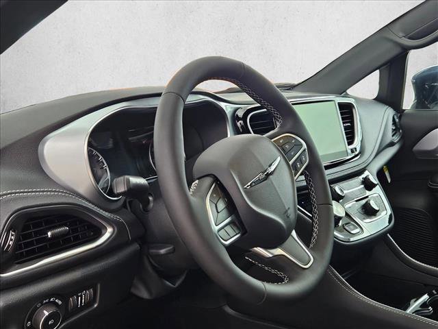 New 2026 Chrysler Pacifica Limited FWD video 3