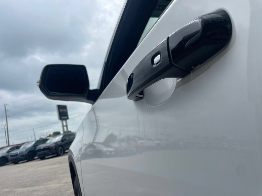 Used 2023 Chevrolet Traverse LT FWD image 14