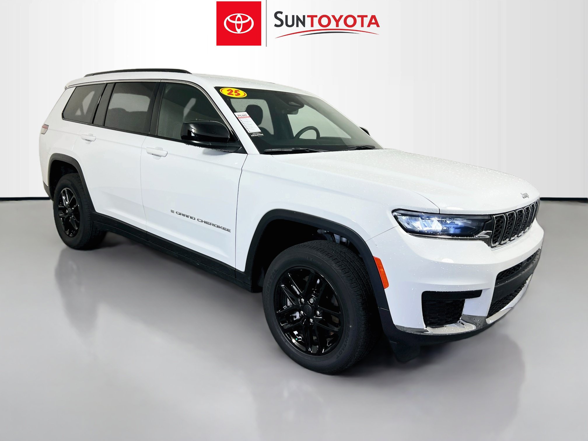 Used 2025 Jeep Grand Cherokee L Laredo RWD image 1
