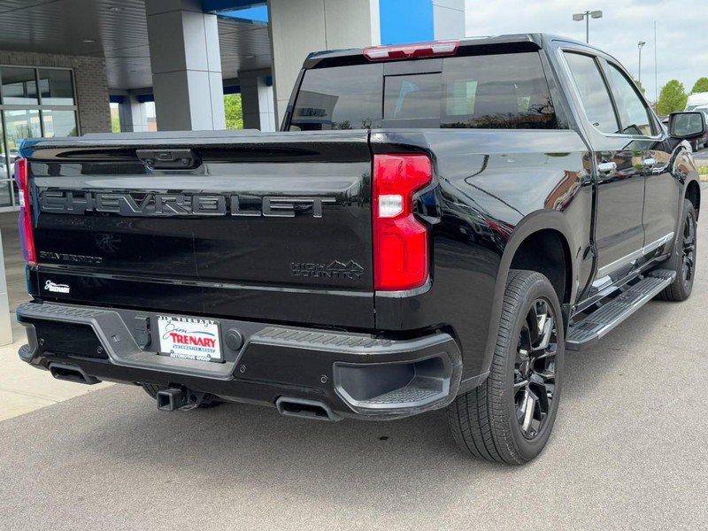 Used 2025 Chevrolet Silverado 1500 High Country w/ High Country Premium Package AWD/4WD image 3