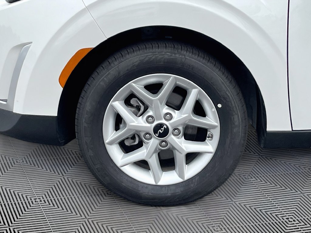 Certified 2025 Kia Soul LX w/ LX Technology Package FWD image 11