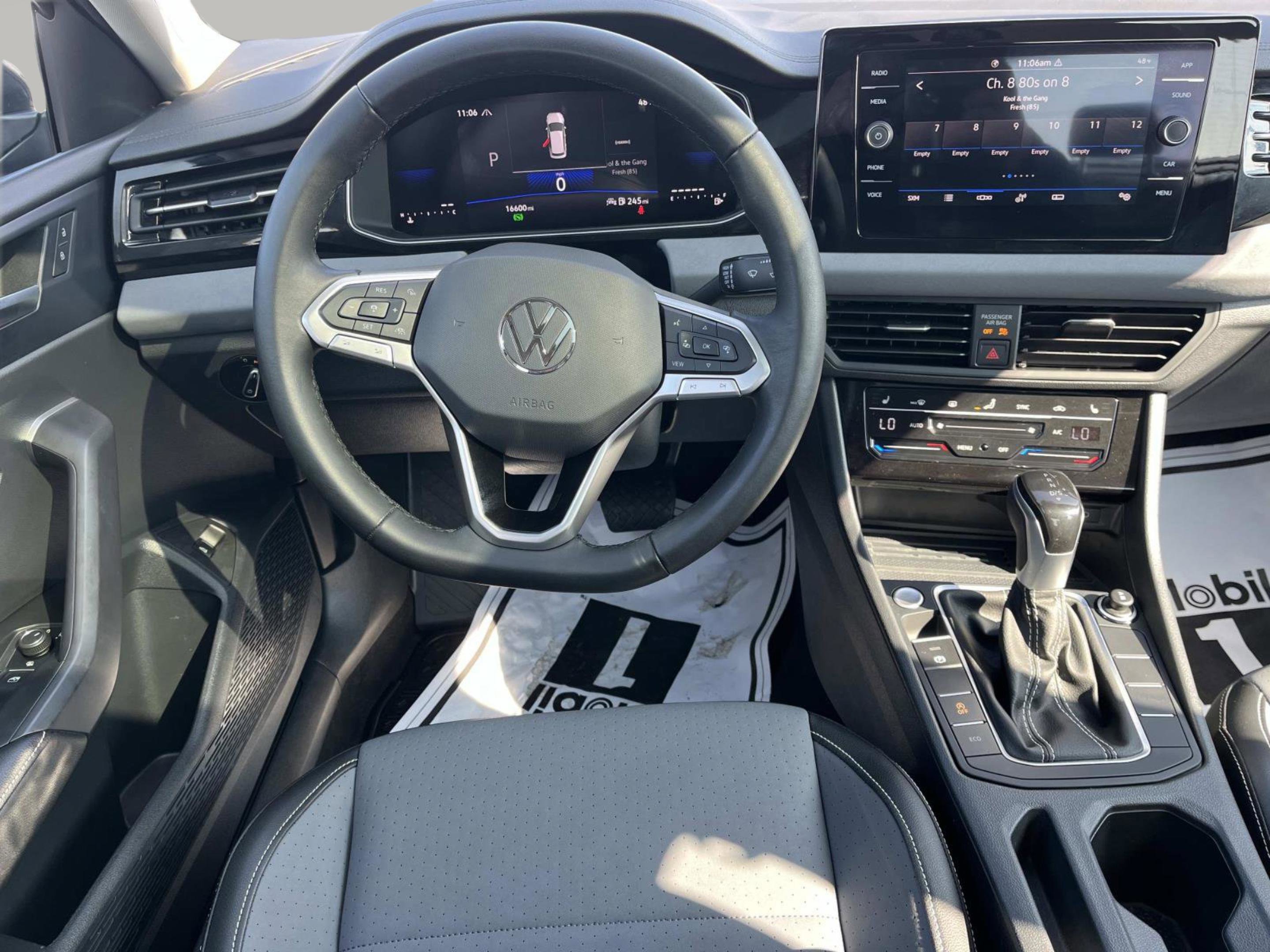 Used 2025 Volkswagen Jetta SE image 11