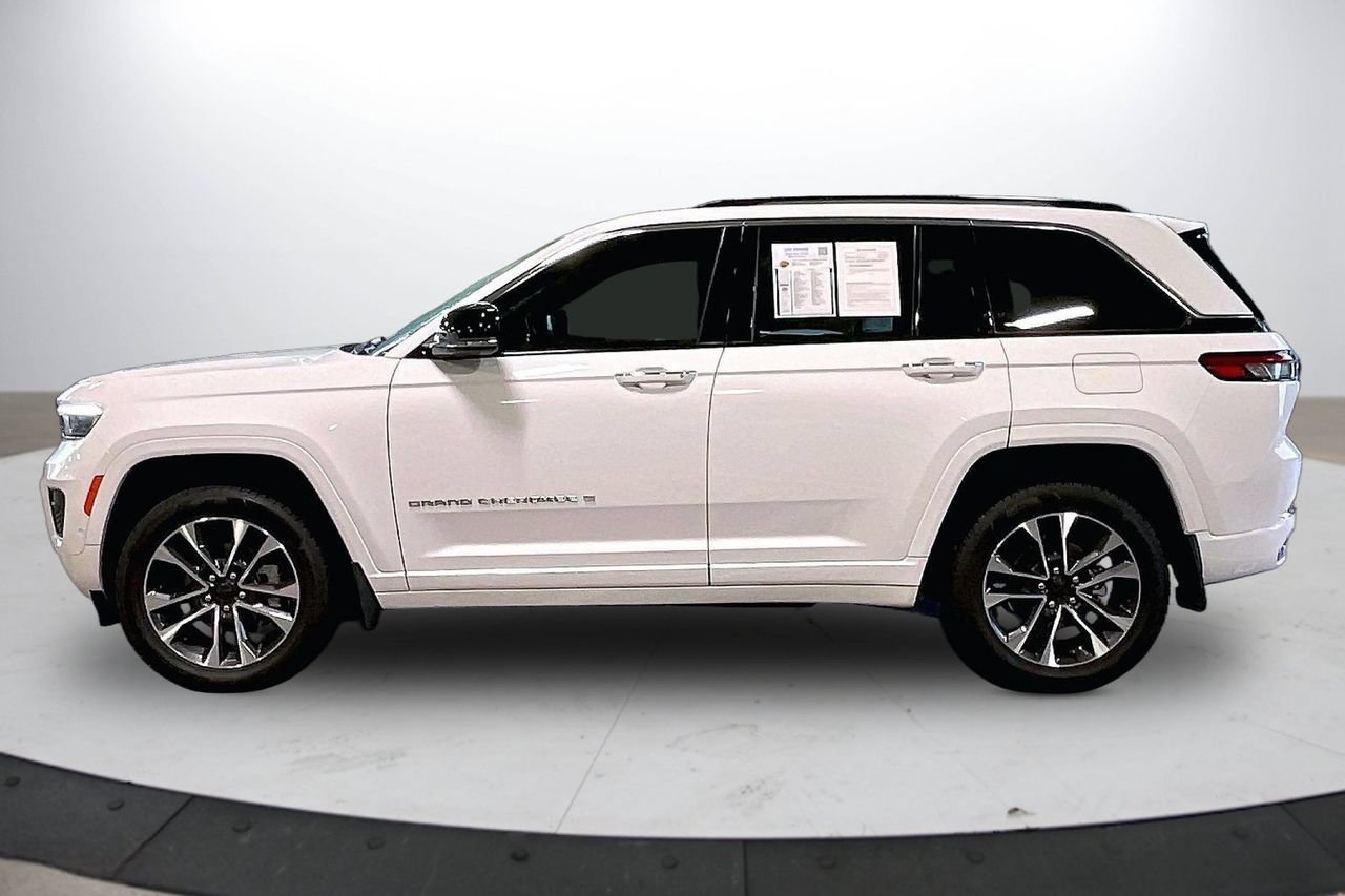 Certified 2022 Jeep Grand Cherokee Overland w/ Luxury Tech Group IV AWD/4WD image 5