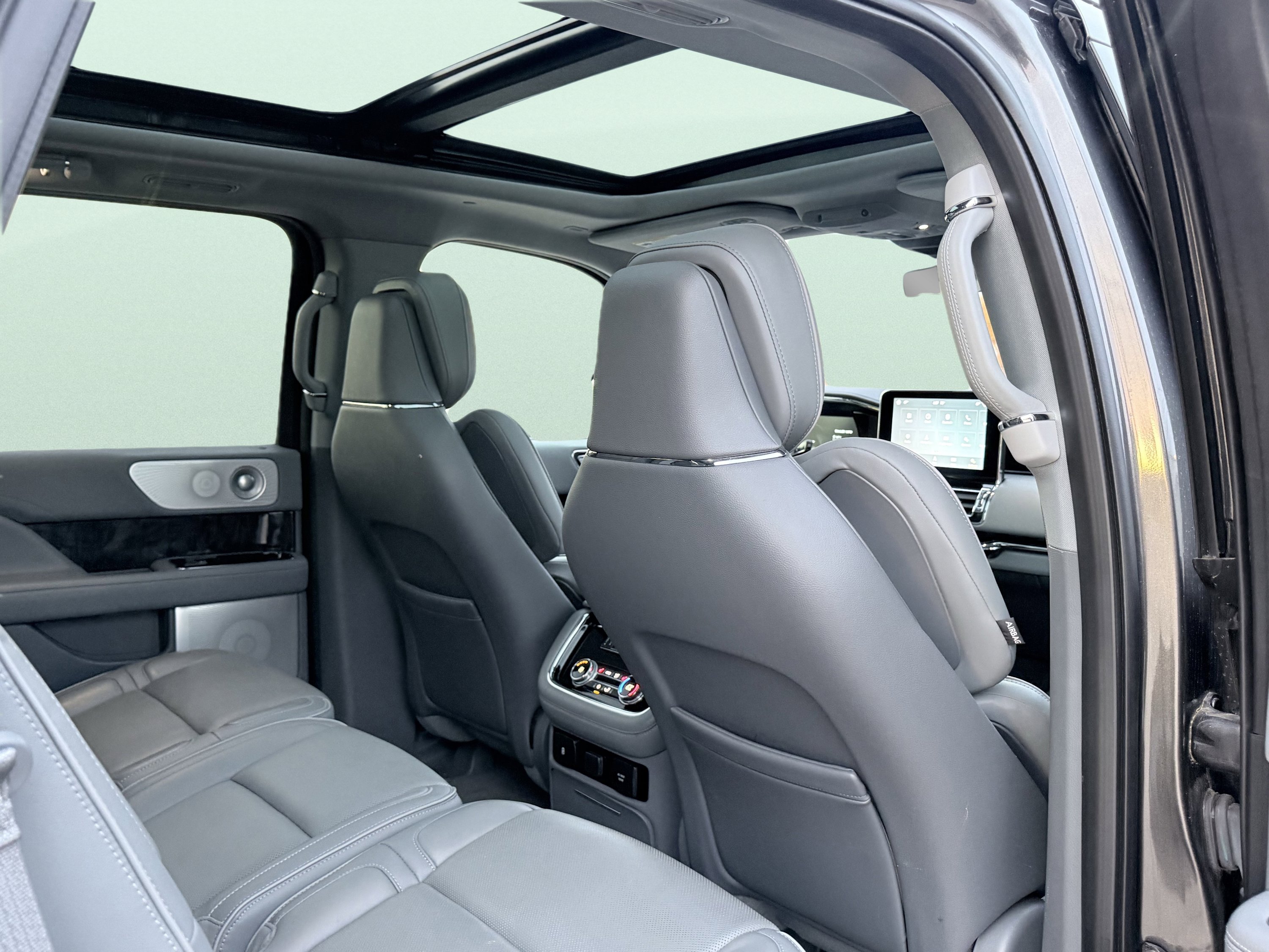 Used 2018 Lincoln Navigator Reserve w/ Technology Package image 46