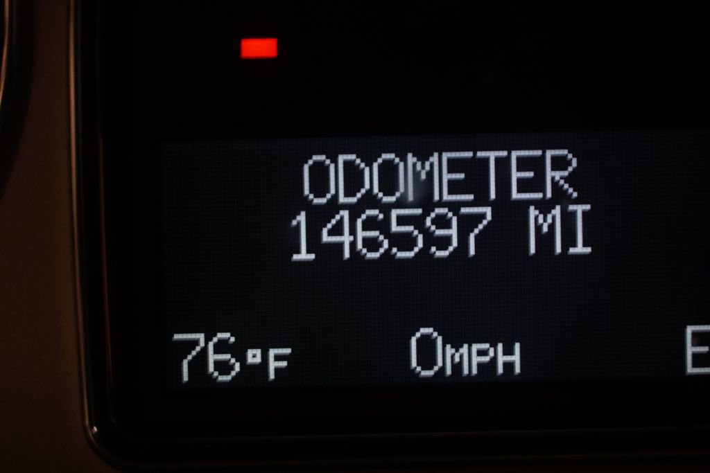 Used 2011 Cadillac Escalade Luxury image 9