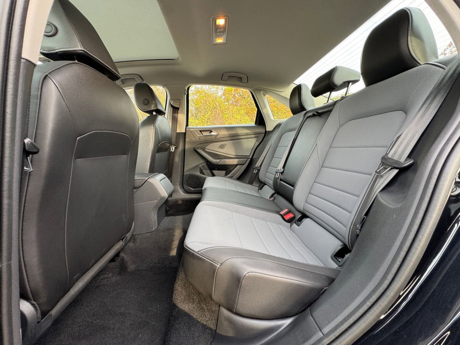 Used 2025 Volkswagen Jetta SE image 21