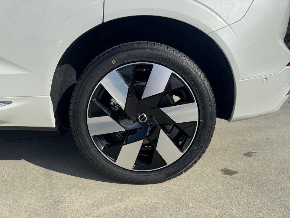 Certified 2023 Volvo XC60 T8 Plus w/ Climate Package AWD/4WD image 22
