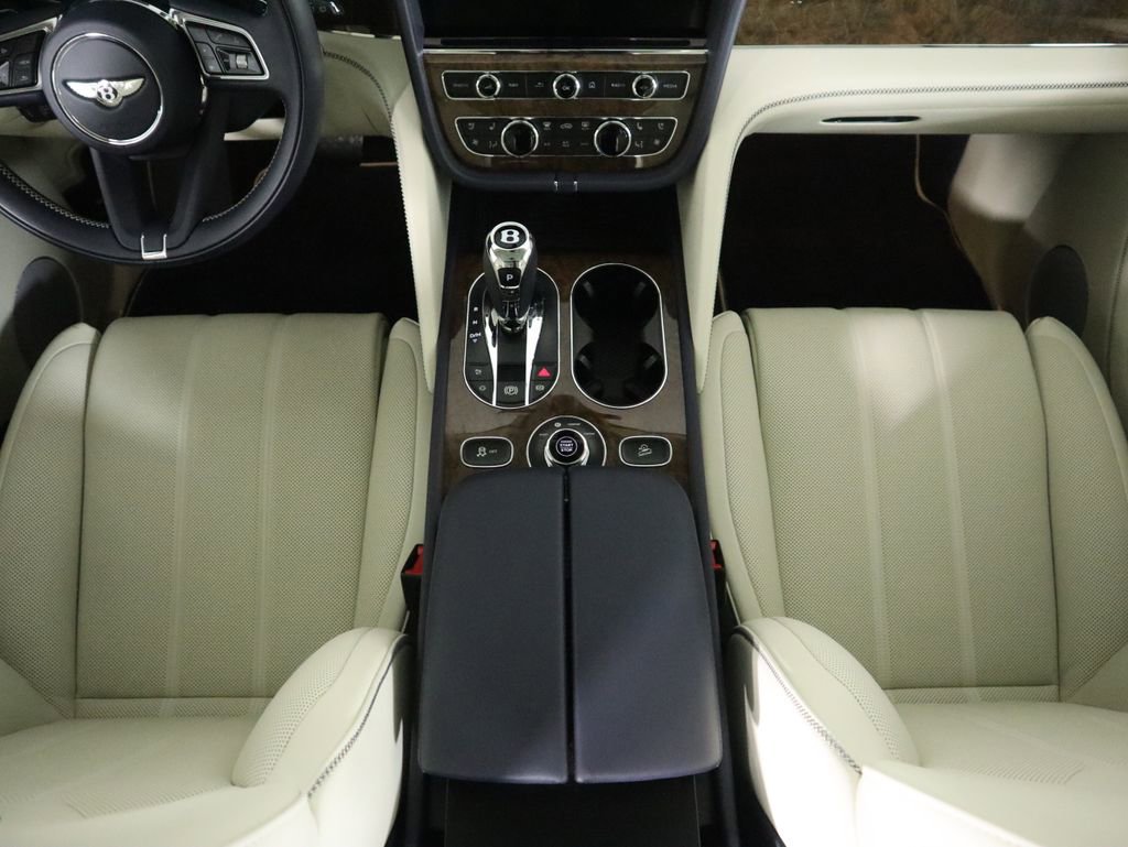 Used 2025 Bentley Bentayga image 17