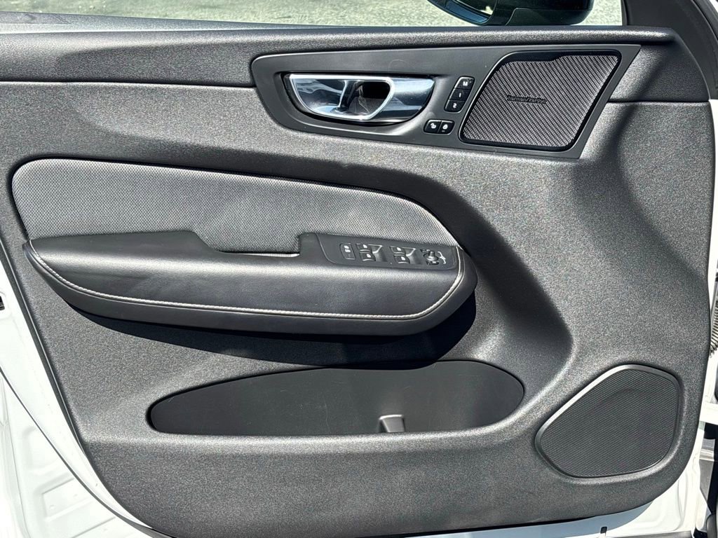 Used 2020 Volvo XC60 T5 R-Design image 19