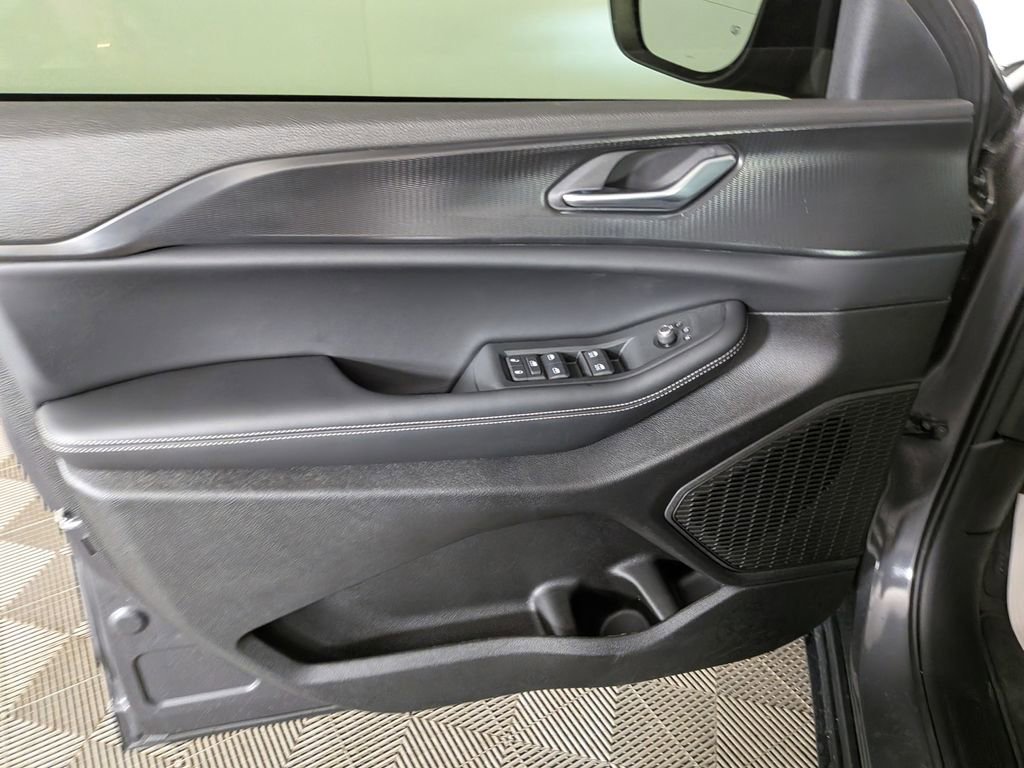 Certified 2025 Jeep Grand Cherokee Laredo X AWD/4WD image 16
