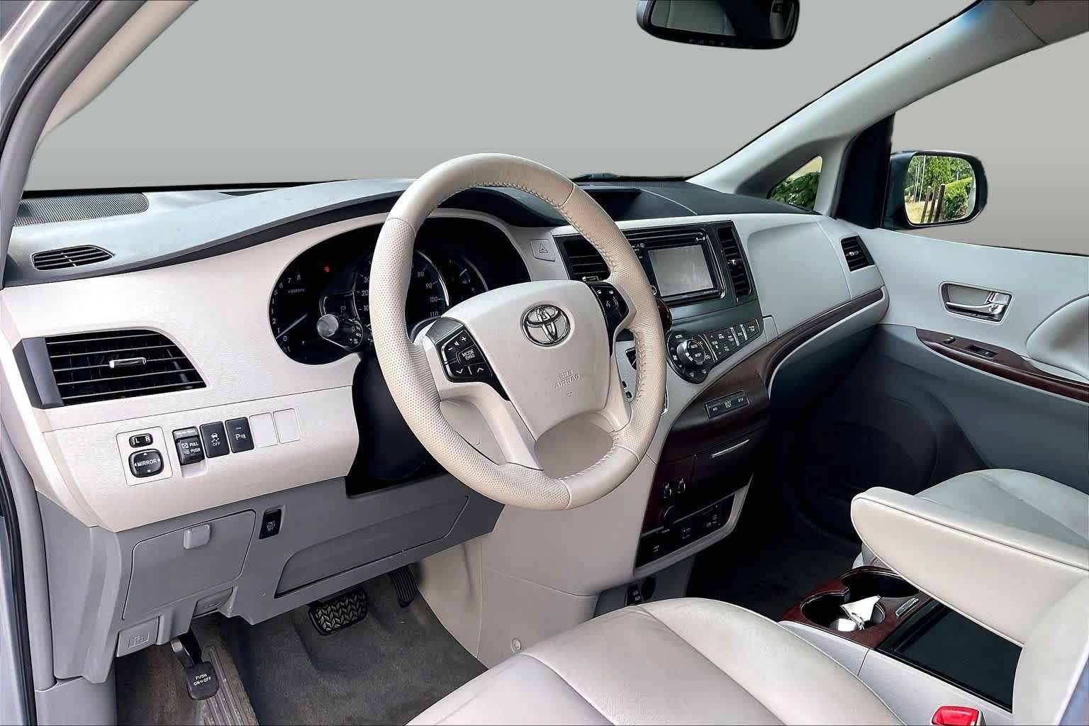 Used 2014 Toyota Sienna XLE w/ Entertainment Package FWD image 17