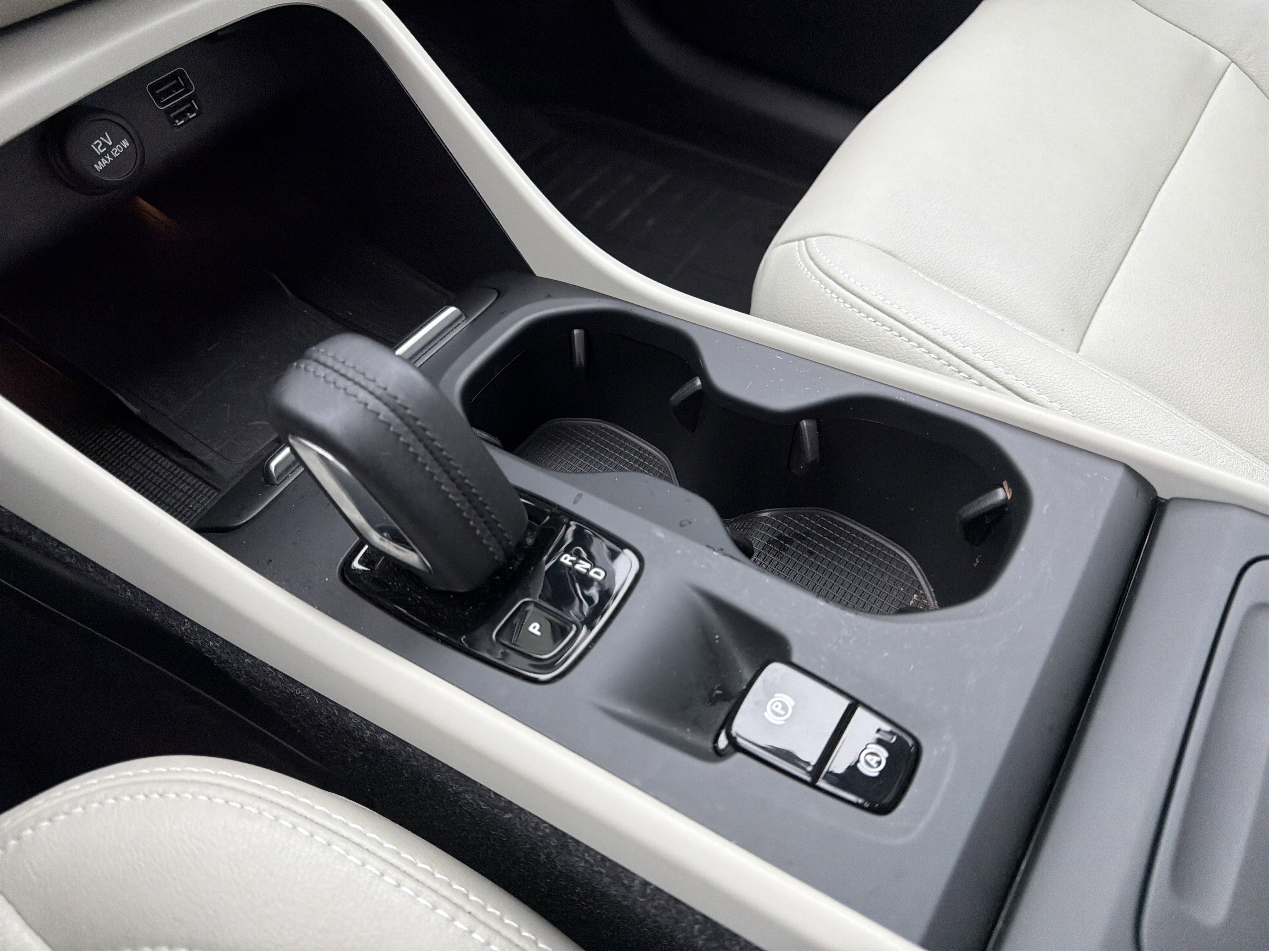 Used 2020 Volvo XC40 T5 Momentum w/ Protection Package Premier image 26