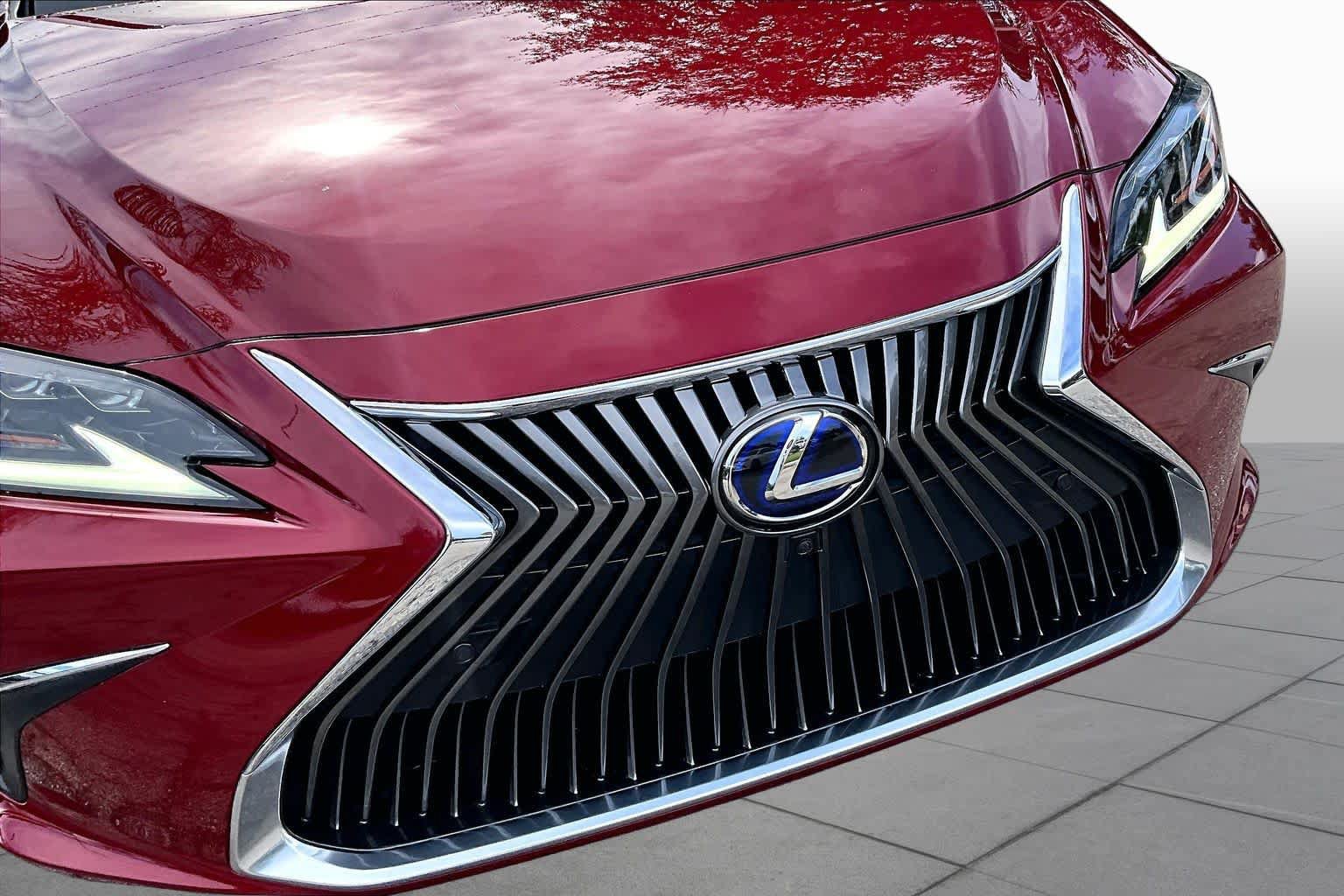 Used 2019 Lexus ES 300h Ultra Luxury w/ Accessory Package 2 FWD image 30