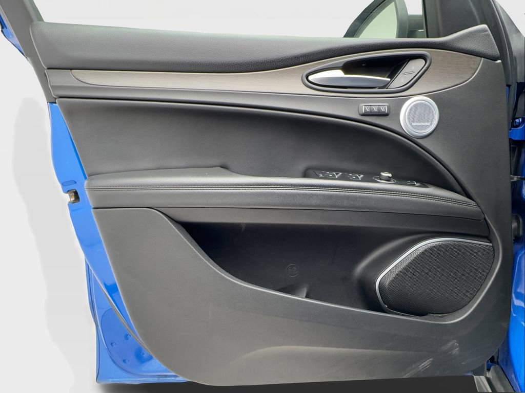 Used 2019 Alfa Romeo Stelvio Ti w/ Nero Edizione image 33