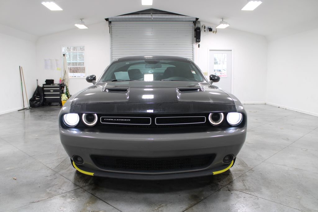 Used 2017 Dodge Challenger SXT image 3