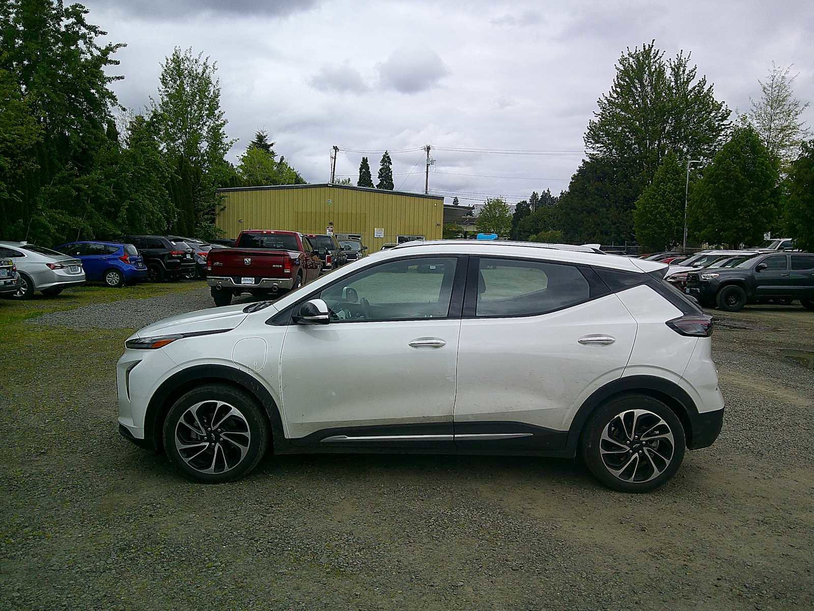 Used 2023 Chevrolet Bolt EUV Premier w/ Sun & Sound Package FWD image 2