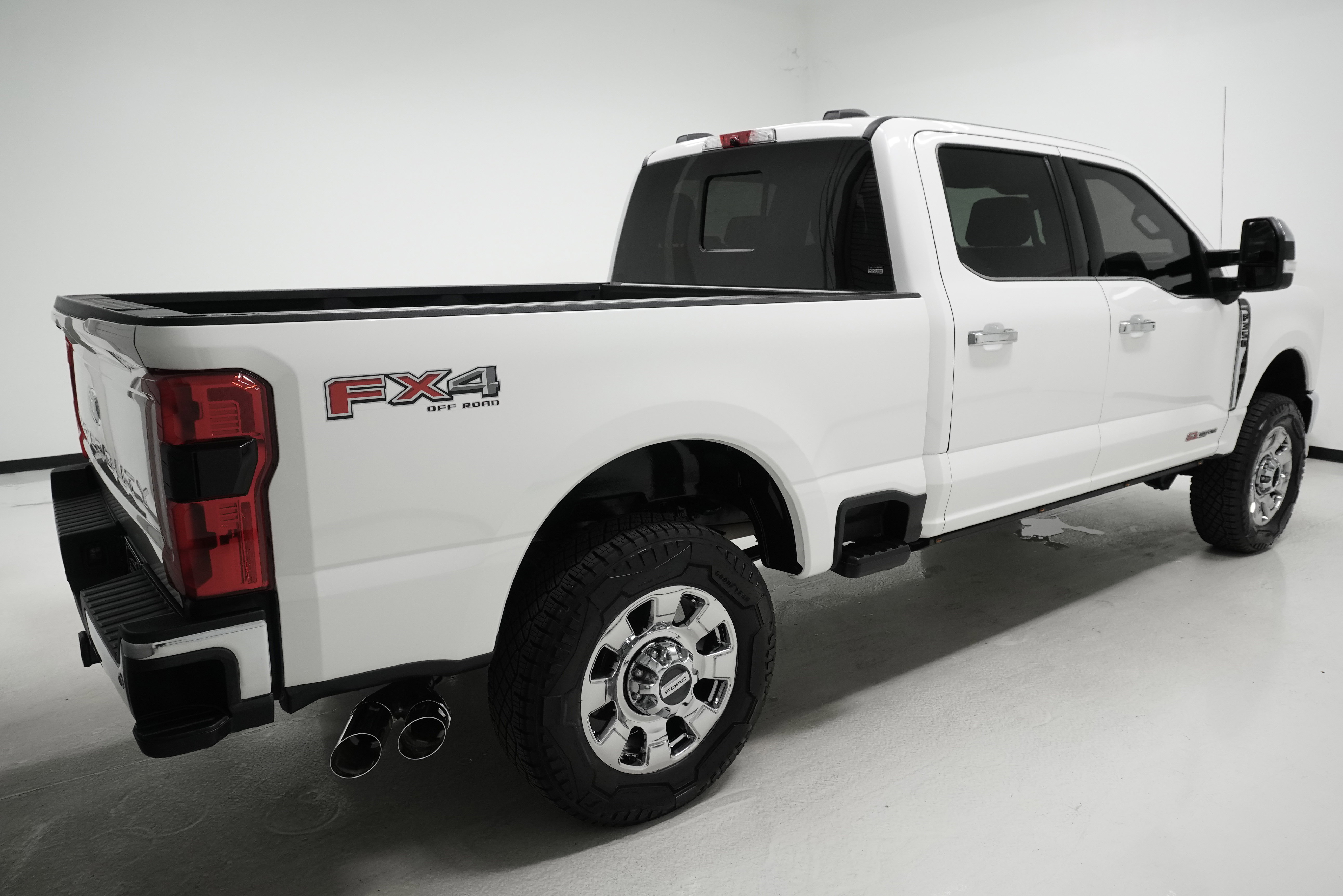Used 2023 Ford F350 Lariat w/ Chrome Package image 4
