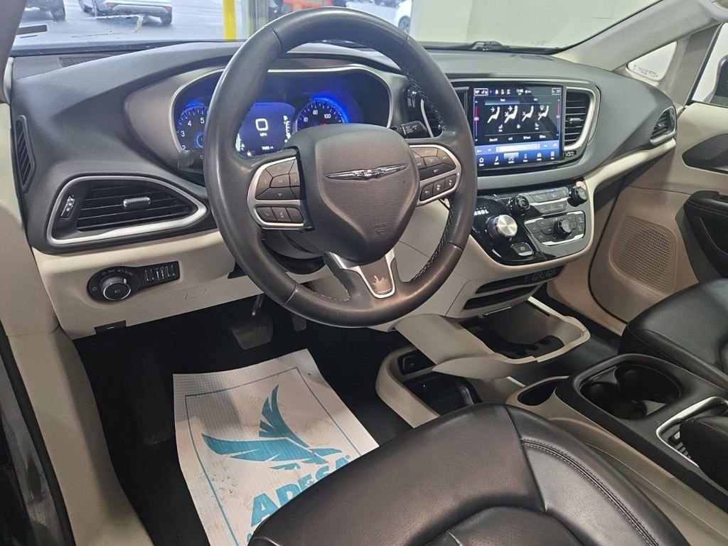 Used 2023 Chrysler Pacifica Touring-L image 7