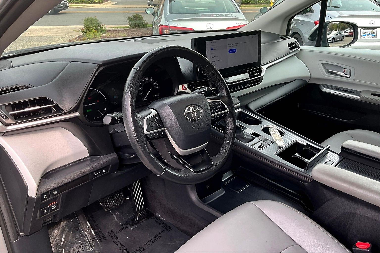 Used 2025 Toyota Sienna XLE FWD image 13