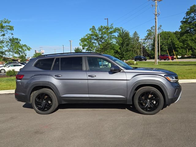 Used 2023 Volkswagen Atlas SE w/ Panoramic Sunroof Package FWD image 2