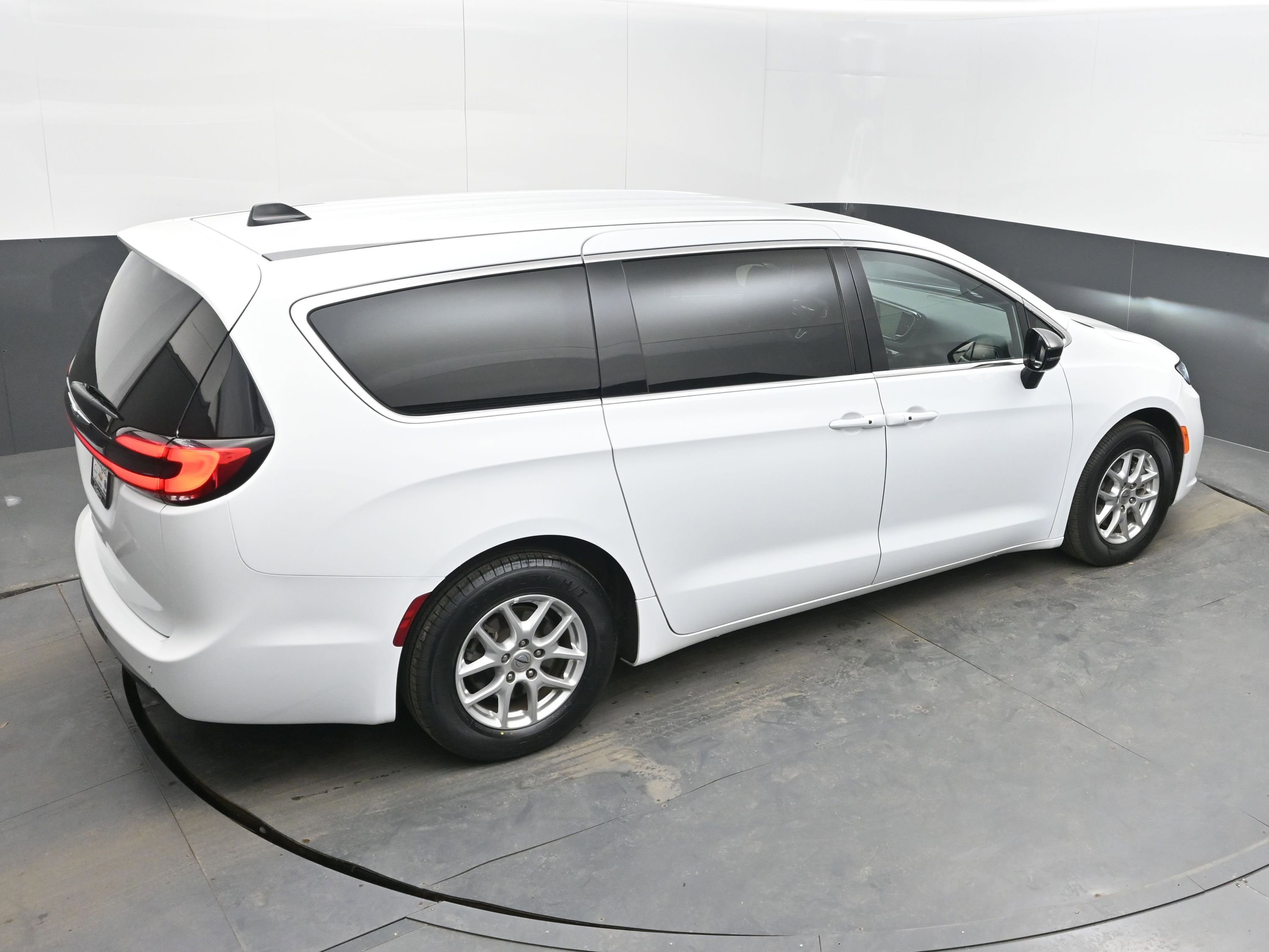 Used 2025 Chrysler Pacifica Select image 32