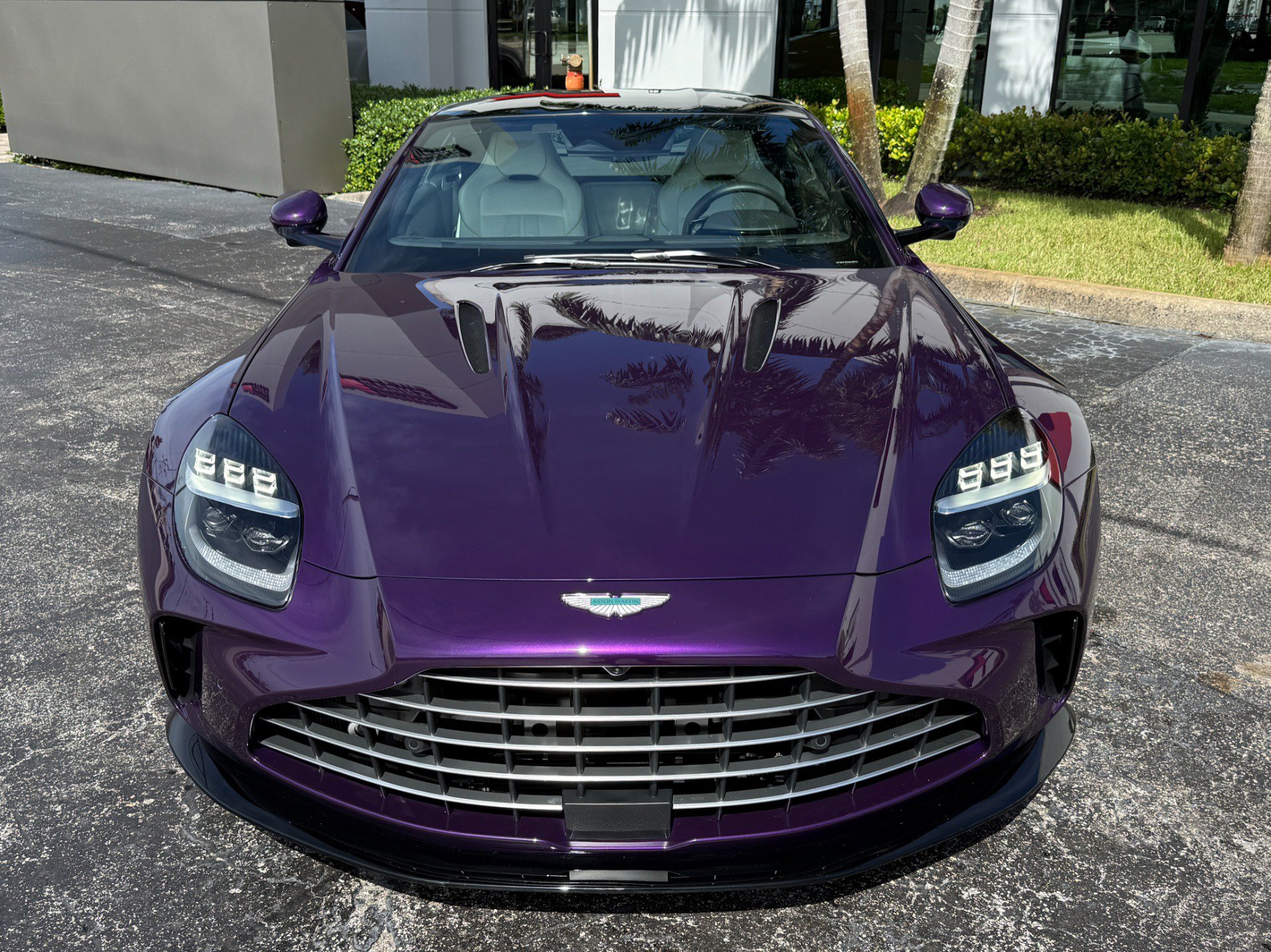 Used 2025 Aston Martin V8 Vantage Coupe RWD image 8