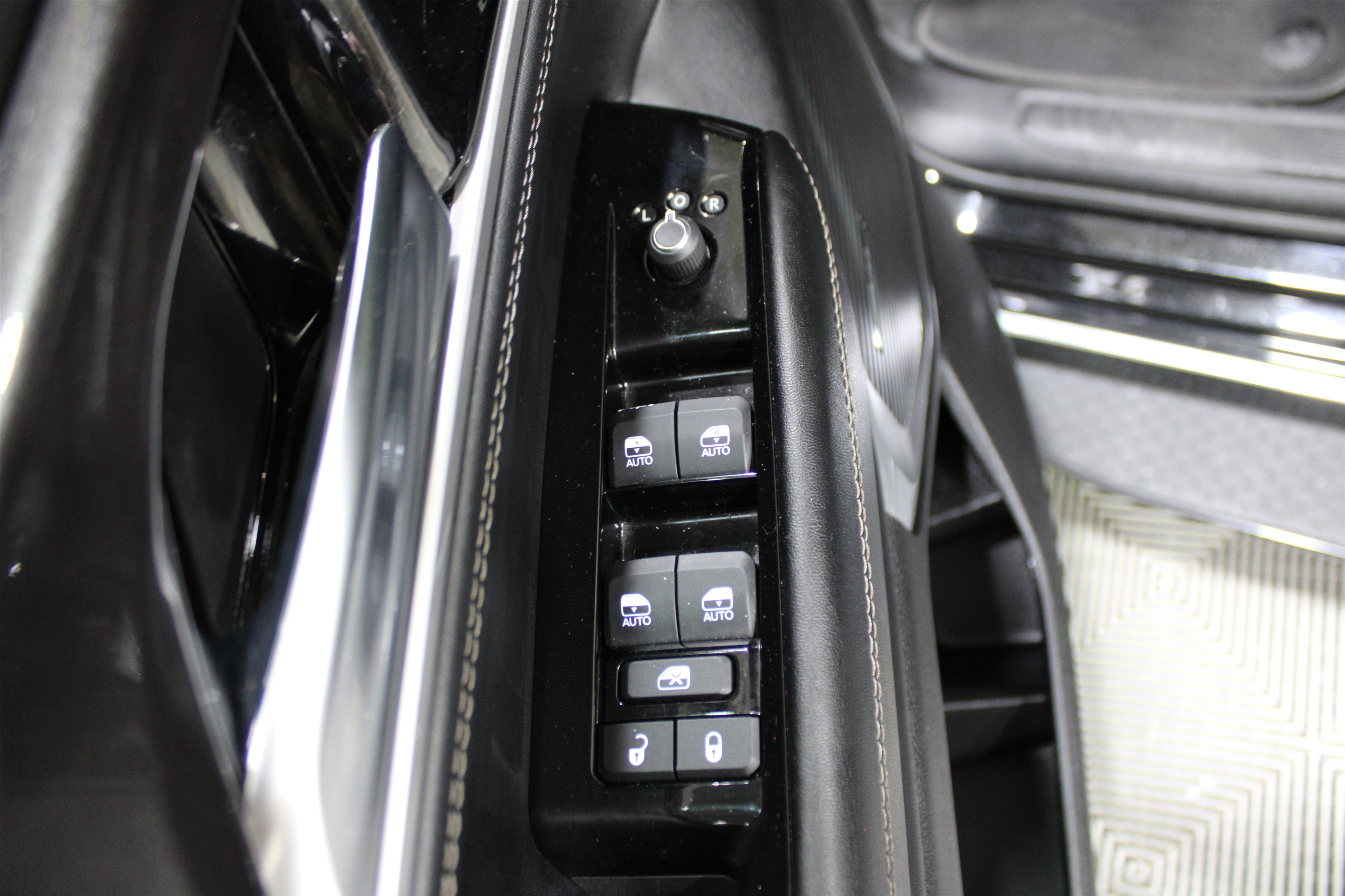 Used 2023 Jeep Wagoneer 4WD w/ Premium Group I image 7