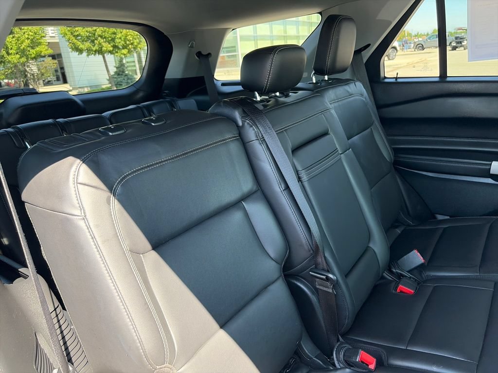 Used 2023 Ford Explorer XLT w/ Equipment Group 202A AWD/4WD image 31